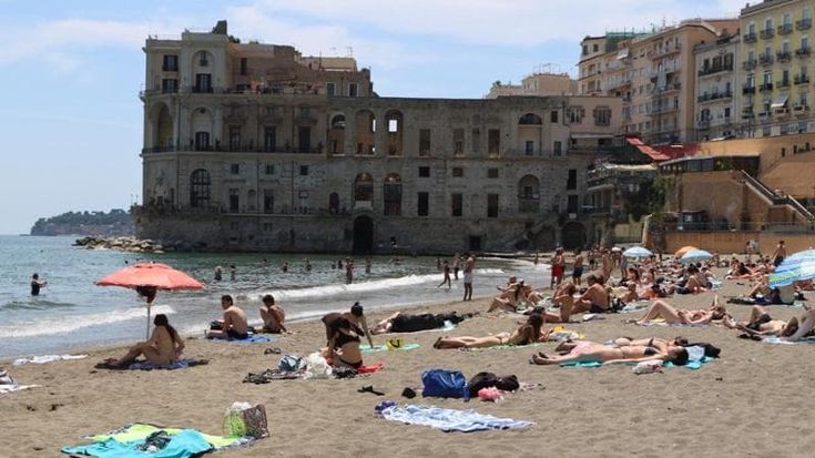 Posillipo, si assegnano tre lotti sui lidi Donn’Anna e Monache. Chi vince pulirà la spiaggia libera