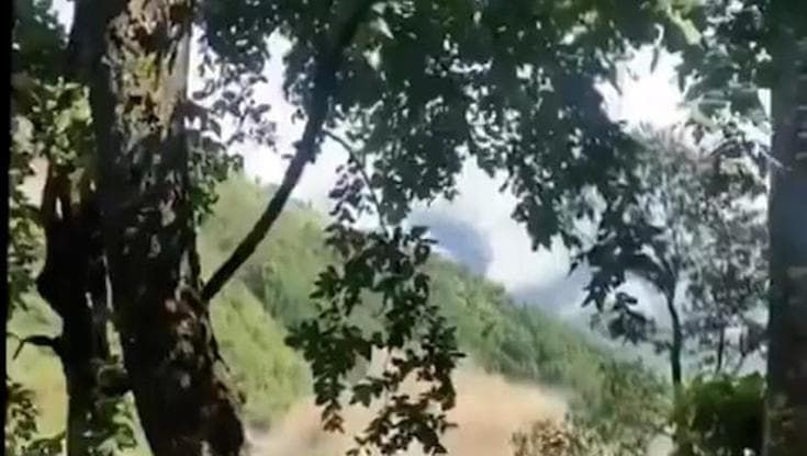 Nepal, scappano dall'ondata di piena: la fuga disperata su una collina poi l'acqua li travolge