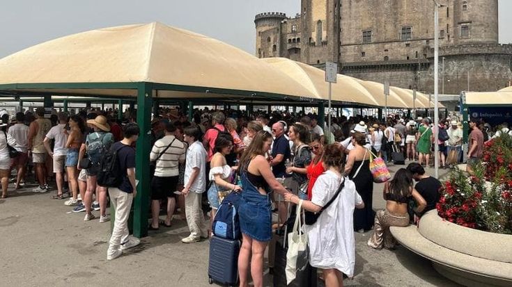 Beverello, disagi e code agli imbarchi per le isole Biglietterie nei container