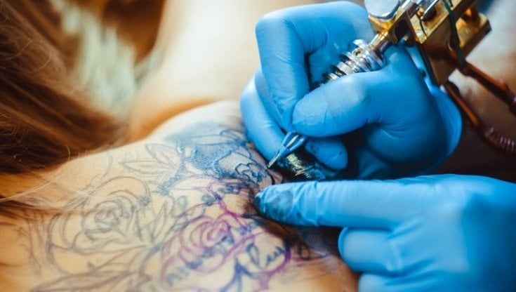 Tatuaggi, stretta dell'Europa sugli inchiostri. E dal 2023 il verde e il blu a rischio