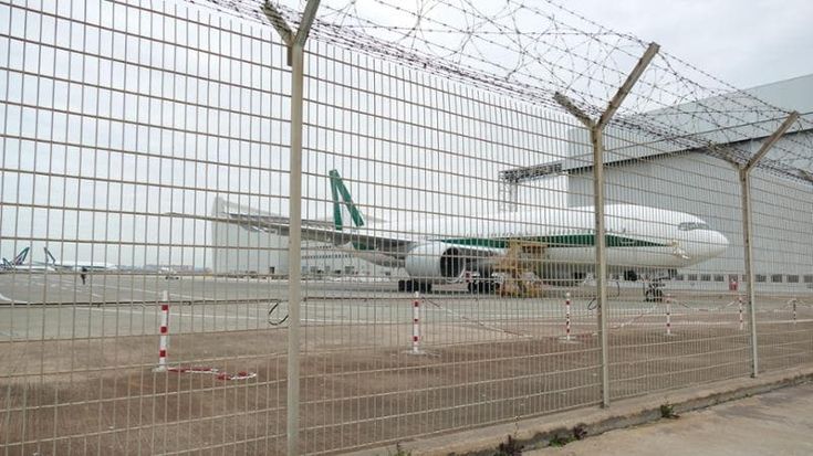 Alitalia, il sussidio Naspi a chi si dimette. Ecco come funziona l’accordo tra azienda e sindacati