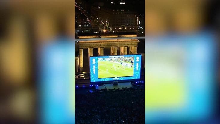 Euro 2024, Berlino: al gol della Germania esplode la gioia di migliaia di tifosi tedeschi alla Porta di Brandeburgo