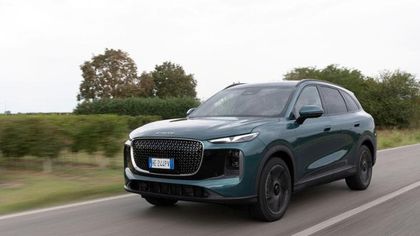 Lepas L8, debutta il Suv plug-in del gruppo Chery che fa 90 km in solo elettrico. Ecco come va