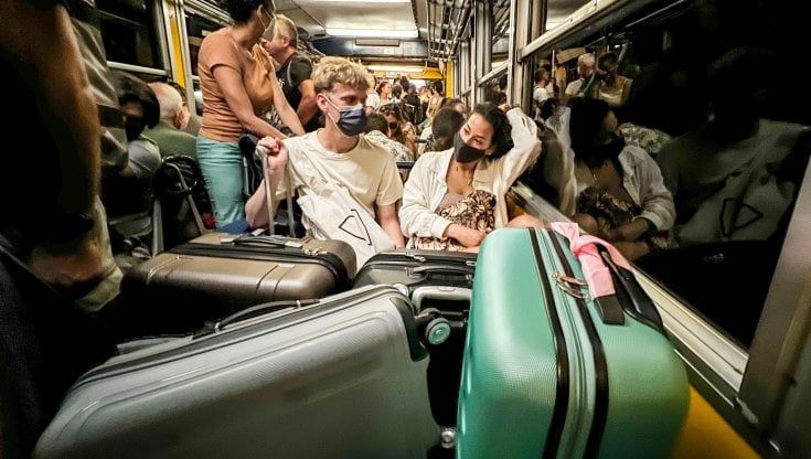 Waterloo Circumvesuviana, i pendolari: “Attese infinite, ritardi e cancellazioni”