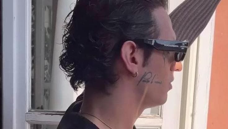 Sanremo, Achille Lauro canta "Incoscienti giovani" affacciato alla finestra