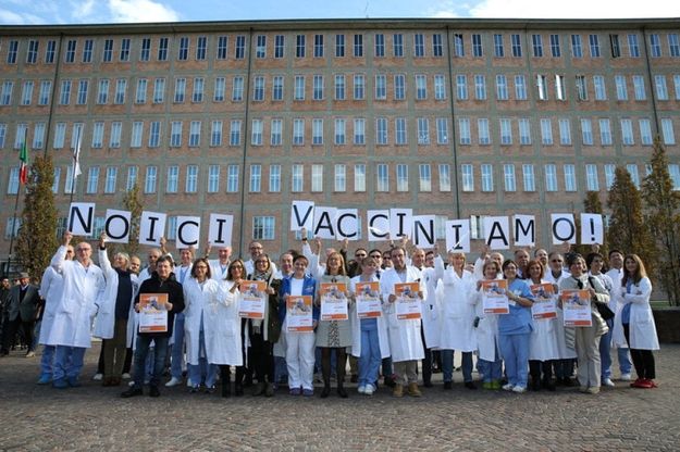 Reggio Emilia, flash mob di medici e infermieri: un vaccino davanti a tutti