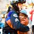 Ferguson, l'abbraccio del poliziotto commuove il mondo