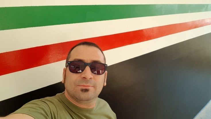 "Sono nazista, gli immigrati nei forni crematori". FdI rimuove dall'incarico Di Vietri dopo il post choc sui social. Donzelli: "Frasi ingiustificabili"