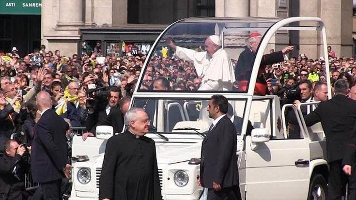 Papa Francesco, l'abbraccio con Milano e quella visita nel 2017 in carcere e alle case popolari
