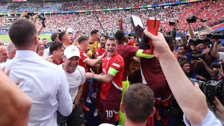 I calciatori svizzeri ballano in campo dopo aver eliminato l'Italia da Euro 2024