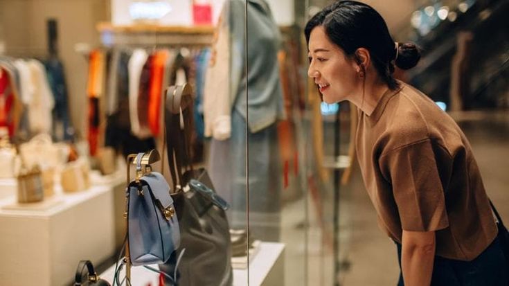 Il bivio dei consumi: il segmento premium e l'off-price resistono ai venti di crisi