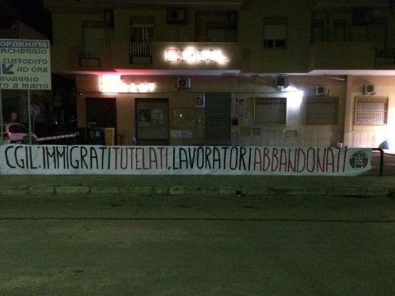 Brindisi, striscione CasaPound contro la Cgil: "Tutela solo gli immigrati"