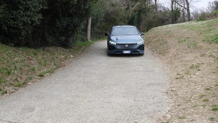 Al volante della nuova Peugeot 308 SW ibrida plug-in