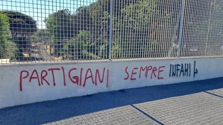 A Ostia scritte sui muri inneggianti al fascismo e insulti ai partigiani