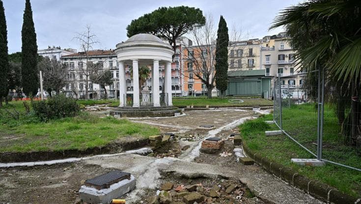 Napoli, Villa Comunale: cantiere in ritardo, l’apertura in estate. Le immagini del degrado