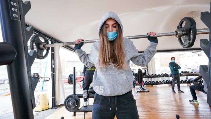 Torino, la palestra apre all'aperto e "dribbla" i divieti anticontagio