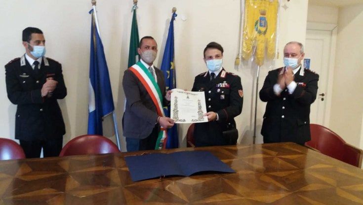 Carabiniere salva la vita a un'anziana per strada colpita da infarto