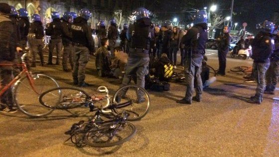 I manganelli al corteo dei ciclisti, una tensione inutile e dannosa