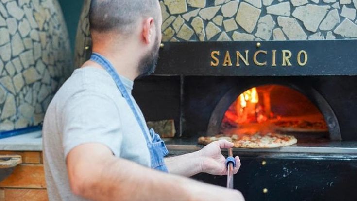 Brescia, il pizzaiolo che insegna ai disoccupati come si impasta: “La Margherita è riscatto”