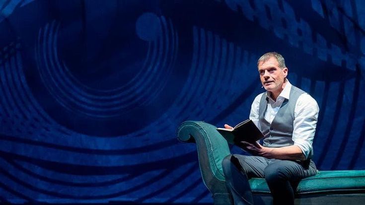 Stefano Massini aggredito al Salone del Libro di Torino: “Voi comunisti state riscrivendo la storia”