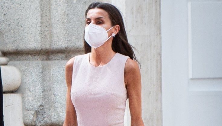 Letizia di Spagna, regina di stile: dall'abito cipria al cocktail dress nero e oro, i look più belli della settimana