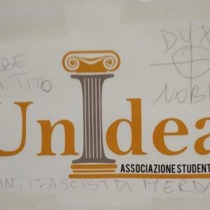 Potenza, scritte fasciste all'università sulla porta dell’associazione studentesca Unidea