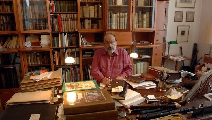 Umberto Eco, il documentario che fa rivivere la "biblioteca del mondo" del professore 