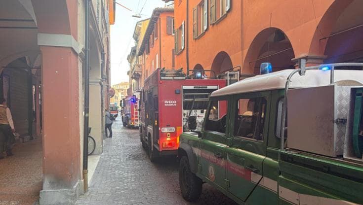 Bologna, incendio in un appartamento di via Arienti: un uomo di 73 anni resta ustionato