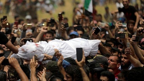 In migliaia ai funerali del portiere siriano voce e simbolo della rivoluzione 