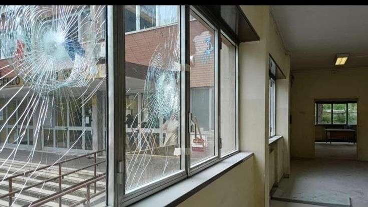 Raid all’istituto Ruiz all’Eur: quindici persone incappucciate devastano la scuola