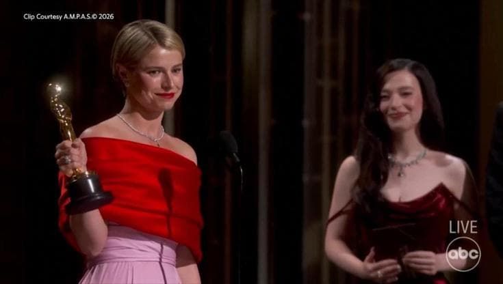 Oscar a Jessie Buckley: "Lo dedico al meraviglioso caos del cuore di una madre"