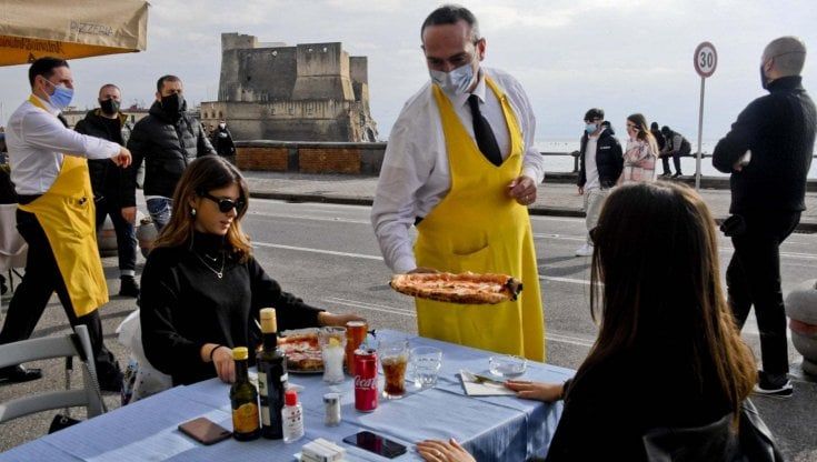  Covid, in Campania ristoranti e bar chiedono l'apertura fino alle 22