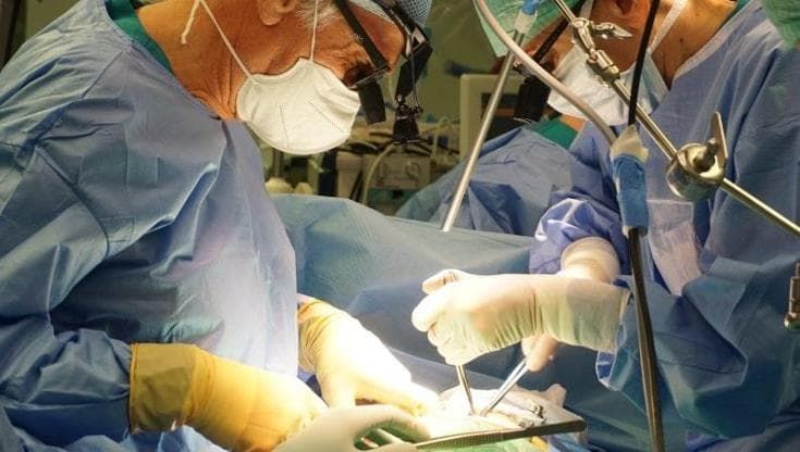 La operano al cuore e muore, ma l’intervento non serviva: un milione di euro alla famiglia