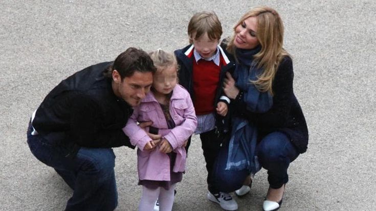 “C’ero io con i tre figli”. Ma il video a casa Totti smonta l’alibi della tata
