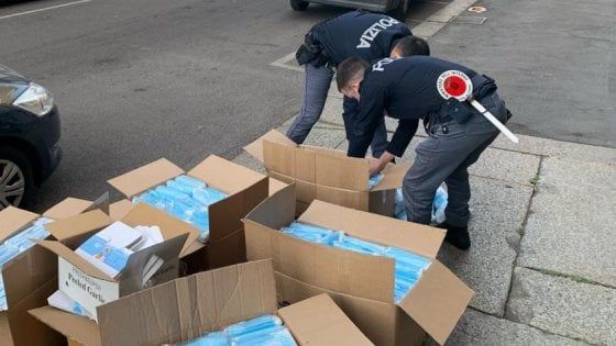 Coronavirus in Lombardia, sequestrate a Milano 20 mila mascherine irregolari