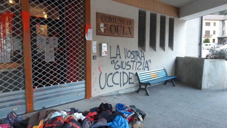 Oulx, municipio imbrattato dopo lo sgombero dei migranti: "La vostra giustizia uccide"