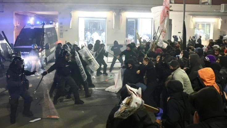 Bologna, ancora 10mila in corteo: scontri in stazione e al Memoriale della Shoah