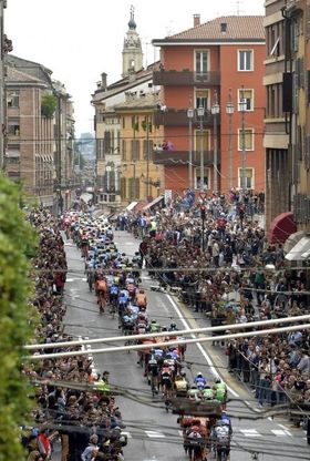 Giro d'Italia 2017, il gruppo attraversa il cuore di Parma - Foto 