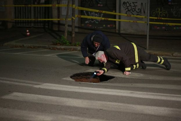 Roma, buca in piazza Castroreale; traffico e bus deviati