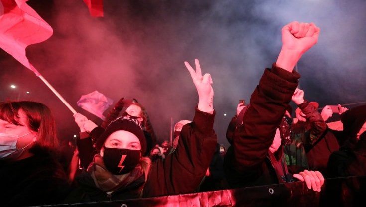 Polonia, in vigore la legge che vieta l'aborto. Le donne tornano in piazza