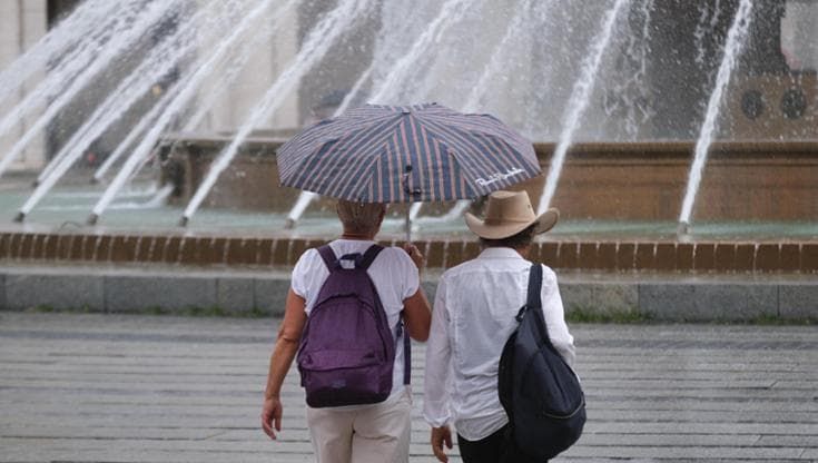Pioggia e vento, dirottati due voli
