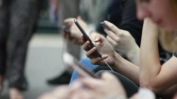 Riprende col cellulare le molestie e pubblica il video: sedicenne incastra predatore seriale