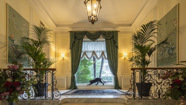 Milano, villa da 20 milioni in pieno centro venduta a imprenditore: ha 15 stanze, 15 bagni e un parco privato