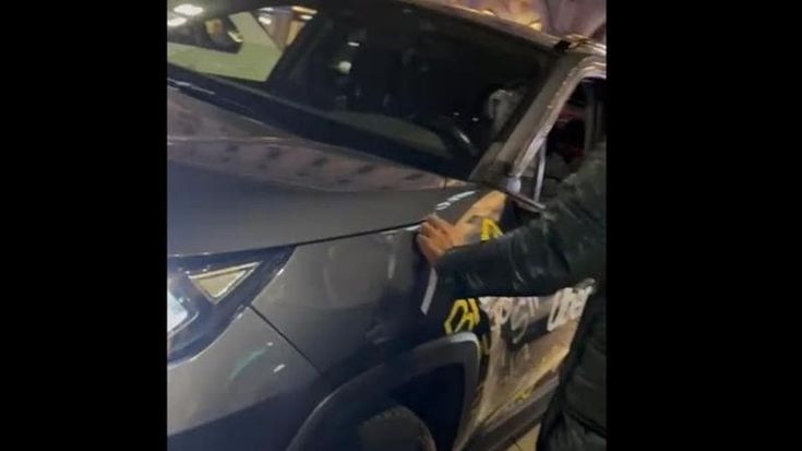 Lite fra taxi e ncc, le auto bianche bloccano ancora piazza Duomo. I noleggiatori: “Li denunceremo”