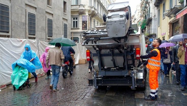 Napoli, pulizia straordinaria in centro: ma subito ritorna l’immondizia
