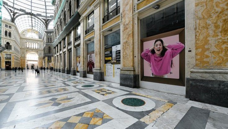 Napoli, missione decoro in Galleria Umberto: via dieci quintali di rifiuti e i giacigli dei senza dimora