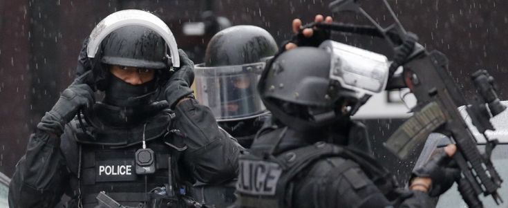 Francia, un giorno ad alta tensione: attacchi a moschee, poliziotta uccisa in una sparatoria