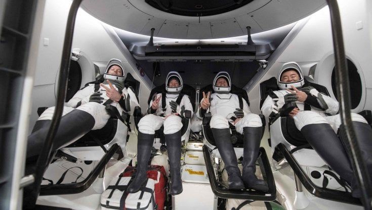 La capsula di SpaceX  è tornata sulla terra, già in orbita altri quattro astronauti 