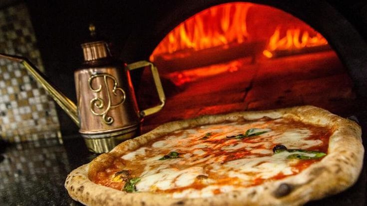 Pizzerie come star, turisti innamorati delle Centenarie