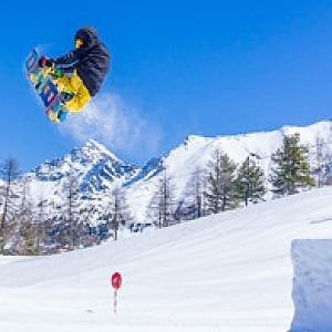 Aosta, fuori pista in una zona vietata: si stacca una valanga che travolge sciatore 